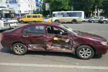 Из-за неработающего светофора столкнулись пассажирский автобус и такси.